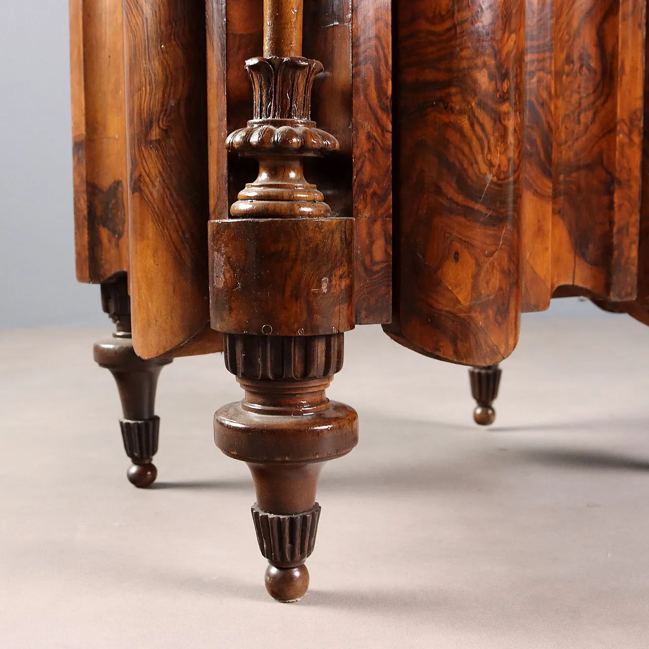 Comodino Art Déco in noce e radica di noce, fine '900 10