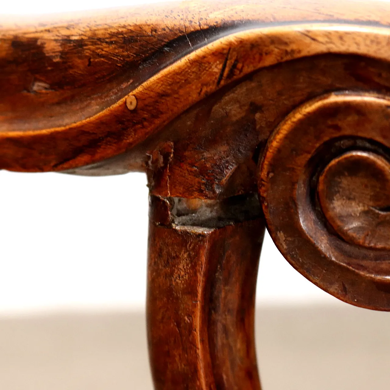 Coppia di poltrone Barocchetto con seduta in tessuto ricamato, '700 6