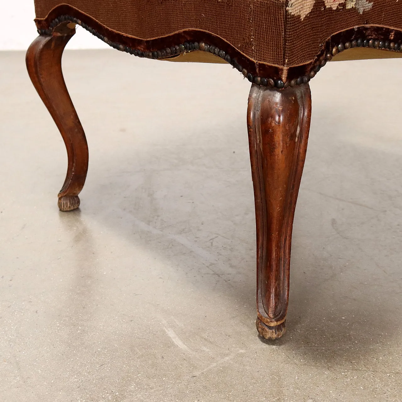 Coppia di poltrone Barocchetto con seduta in tessuto ricamato, '700 8