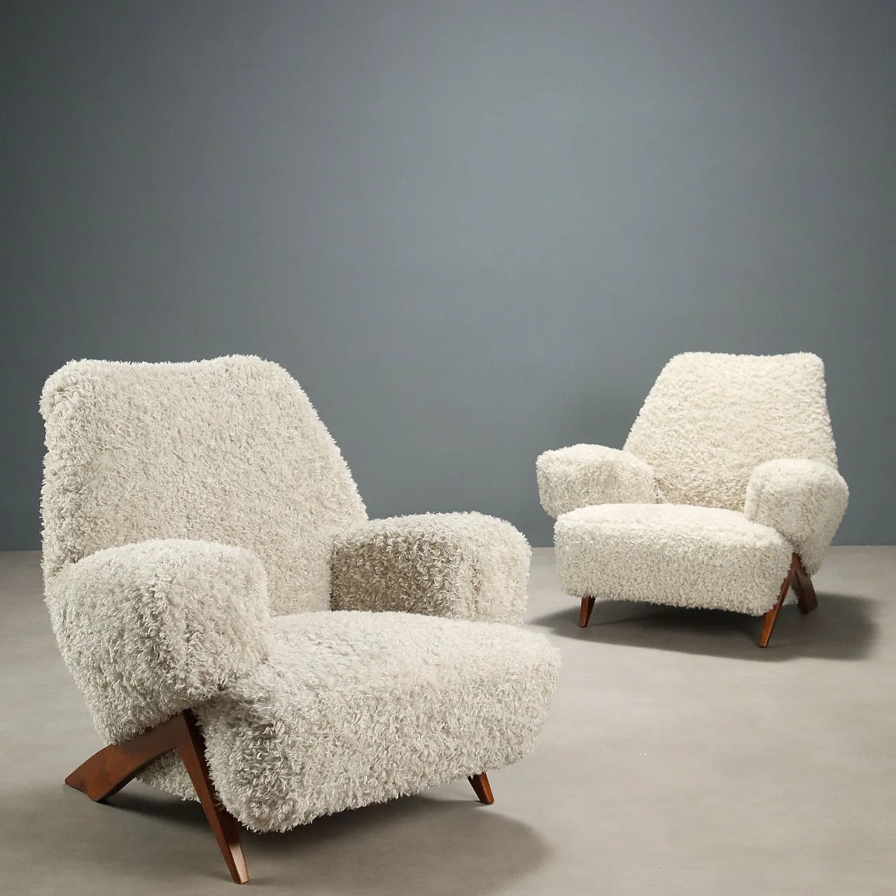 Coppia di poltrone con gambe in legno di faggio e tessuto, '900 1