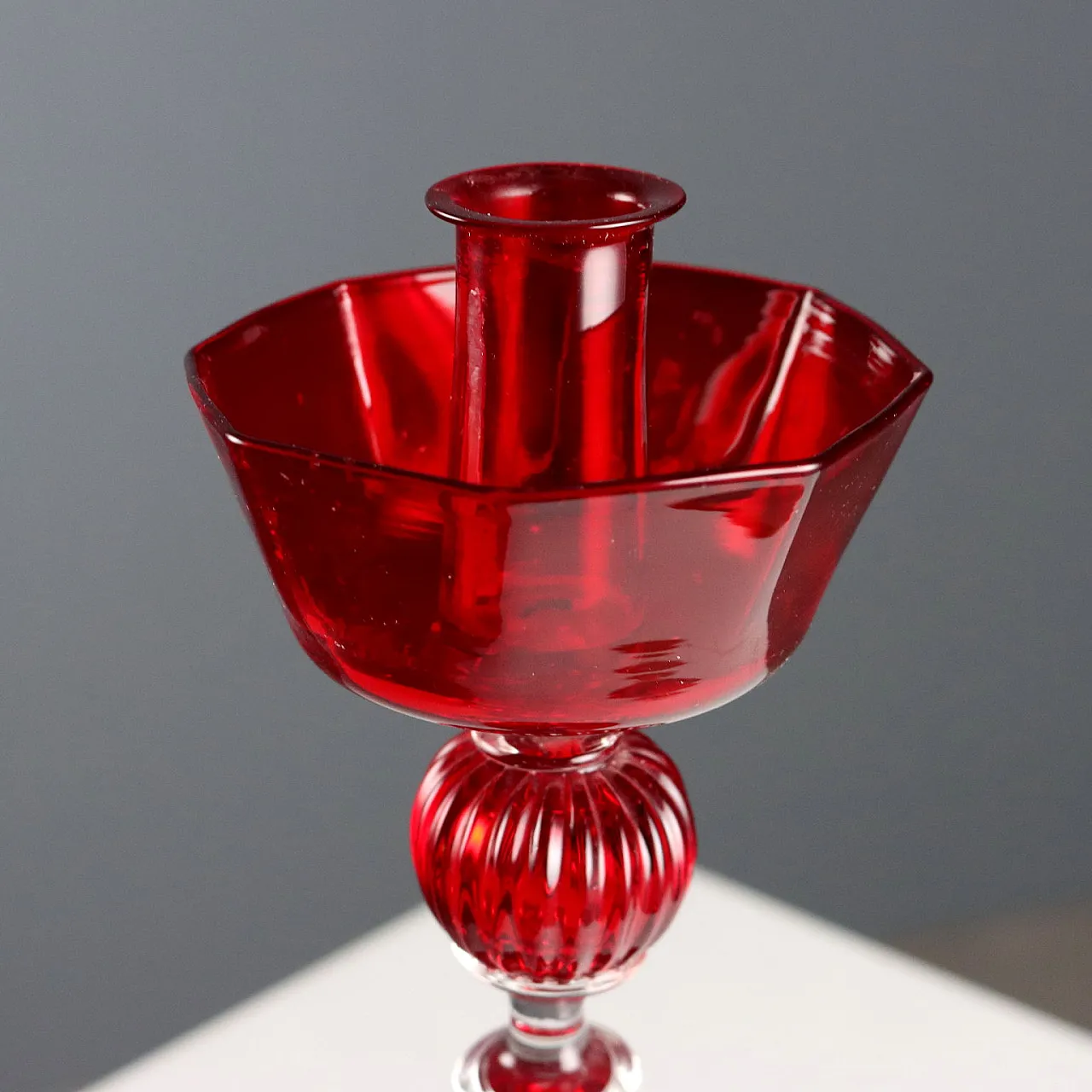 Candeliere in vetro di Murano rosso con raccogligocce, '900 4
