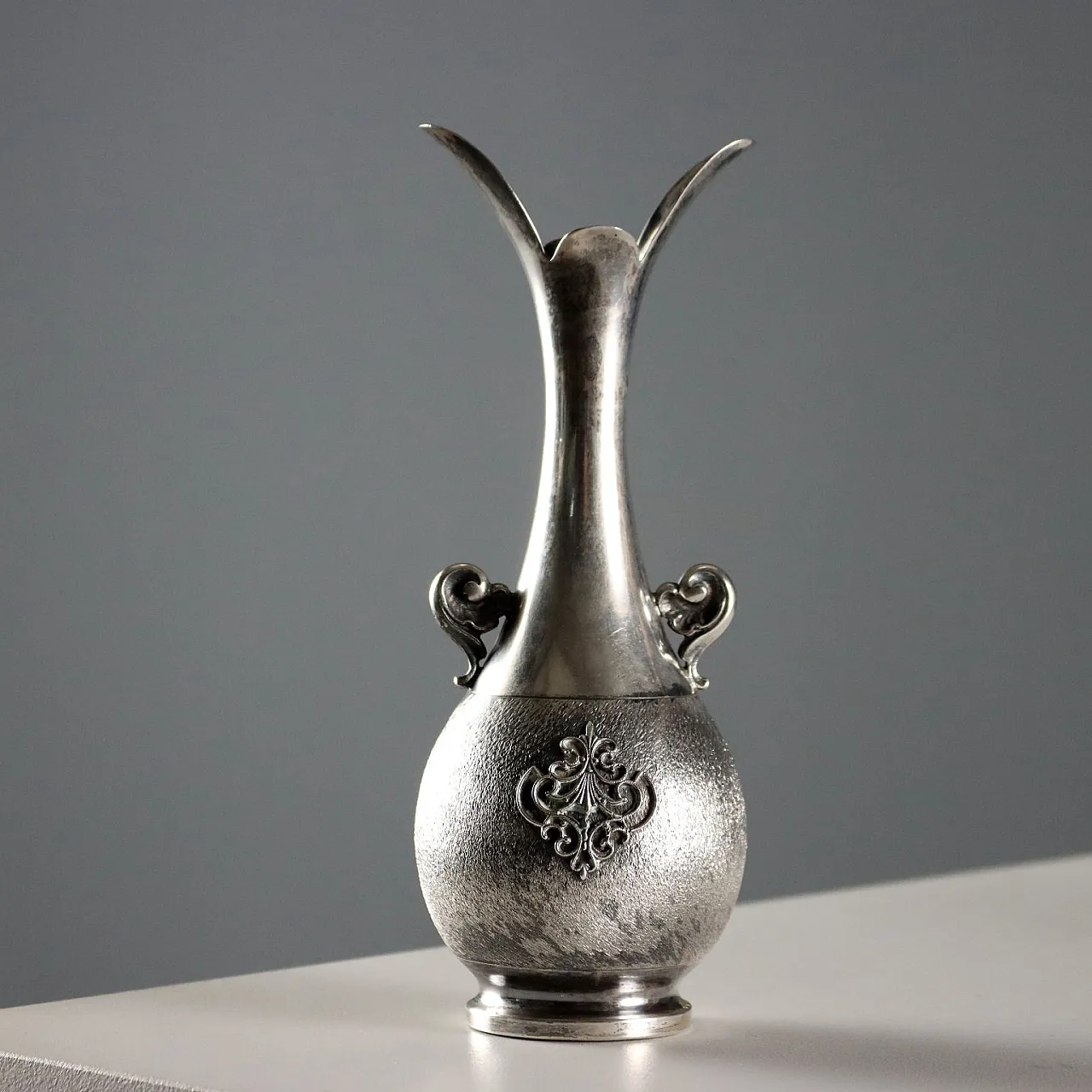 Vaso biansato in argento inciso, cesellato e lavorato a bulino, '900 1