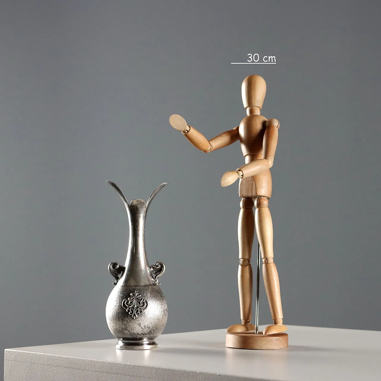 Vaso biansato in argento inciso, cesellato e lavorato a bulino, '900 2