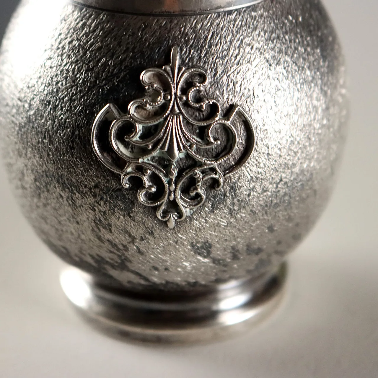 Vaso biansato in argento inciso, cesellato e lavorato a bulino, '900 3