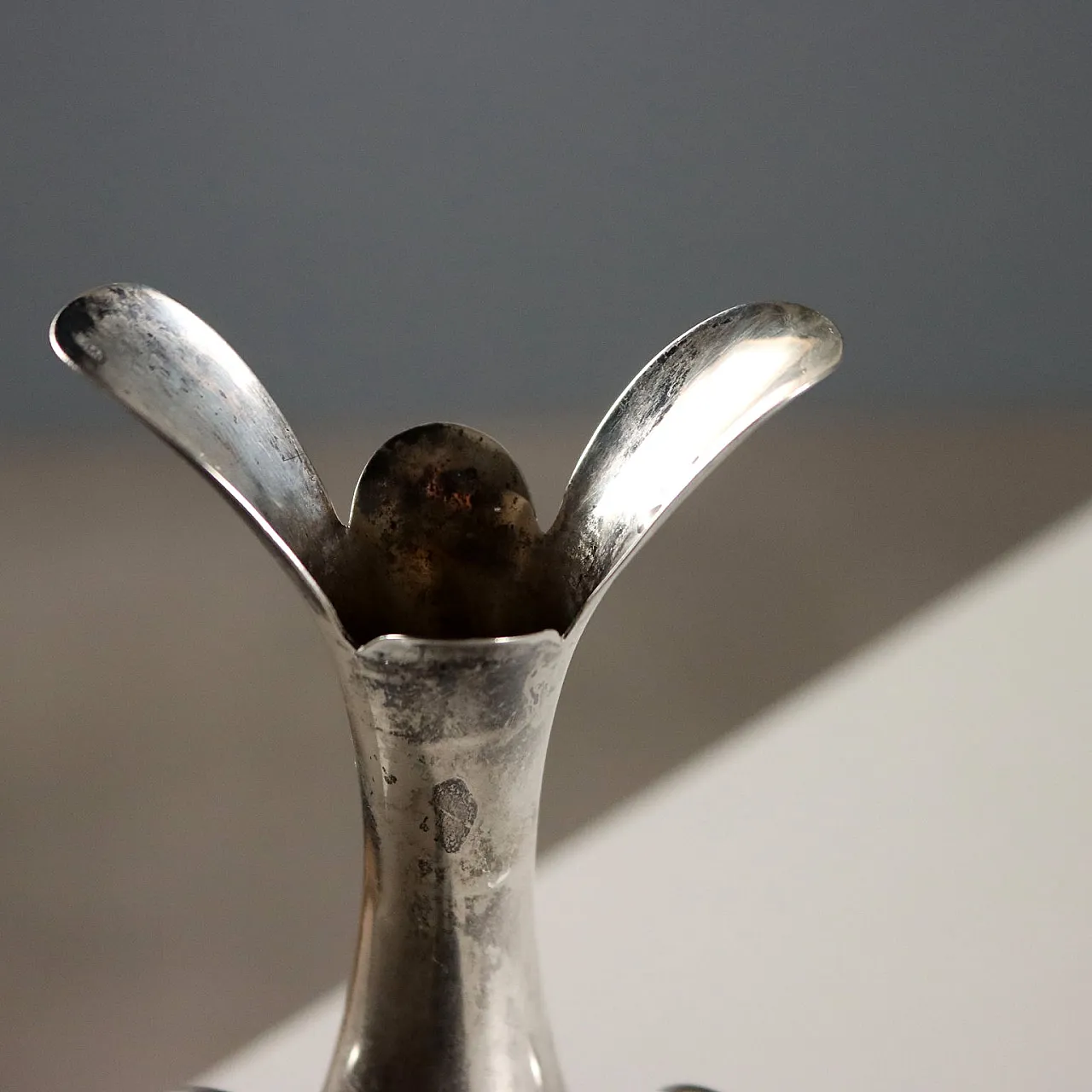 Vaso biansato in argento inciso, cesellato e lavorato a bulino, '900 4