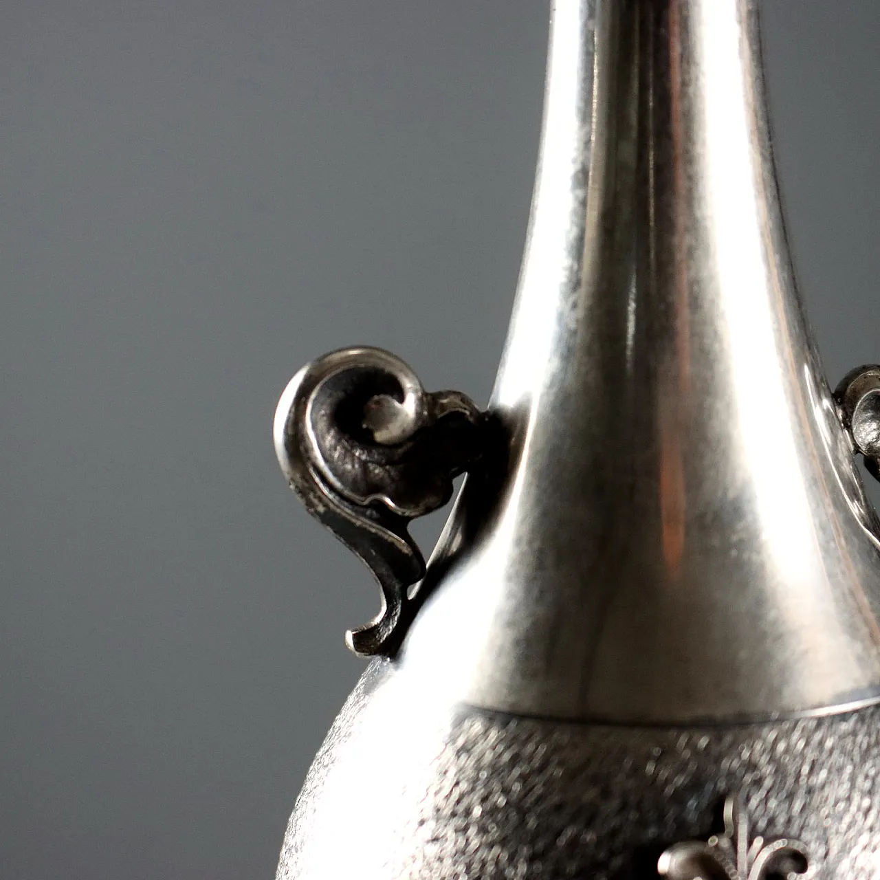 Vaso biansato in argento inciso, cesellato e lavorato a bulino, '900 5