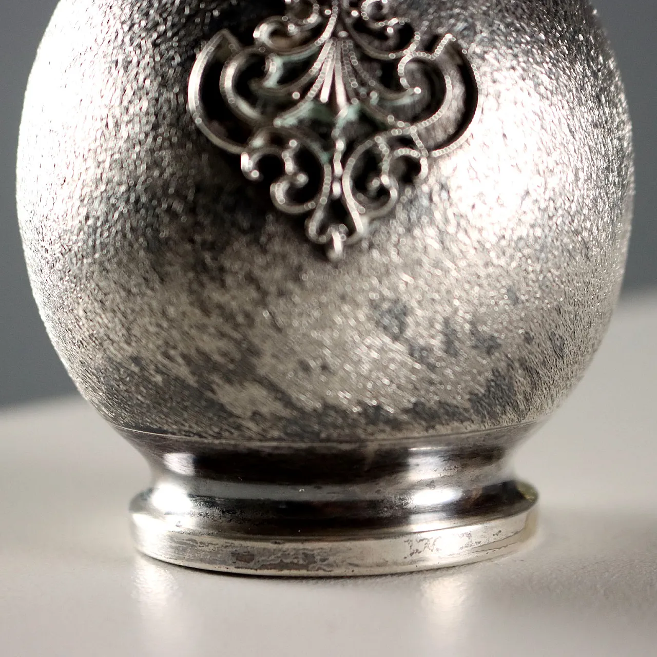 Vaso biansato in argento inciso, cesellato e lavorato a bulino, '900 6