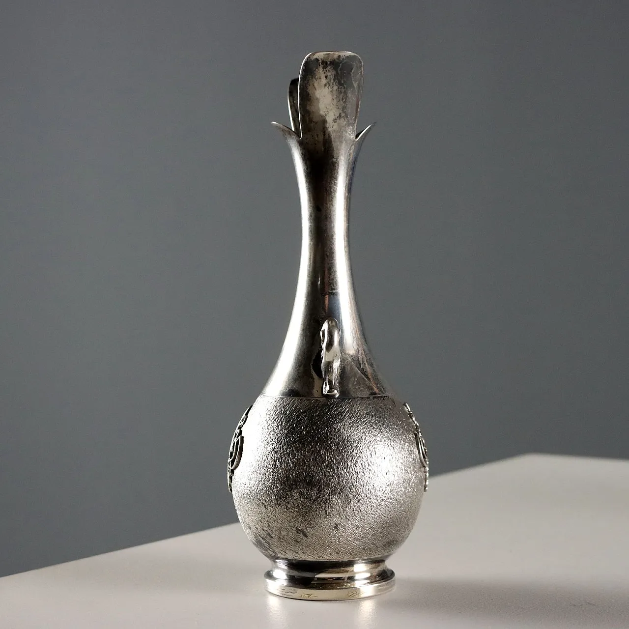 Vaso biansato in argento inciso, cesellato e lavorato a bulino, '900 7