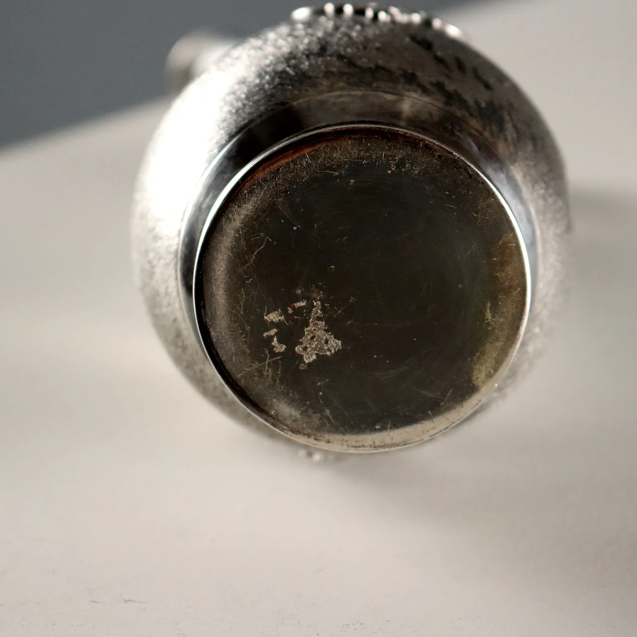 Vaso biansato in argento inciso, cesellato e lavorato a bulino, '900 9