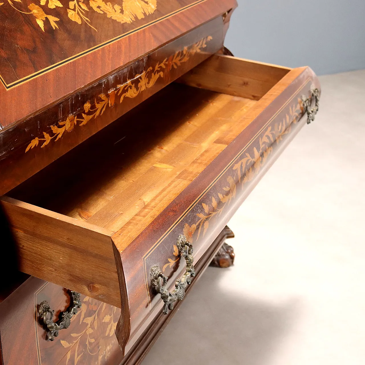 Comò con intarsi floreali e fogliari, '900 5