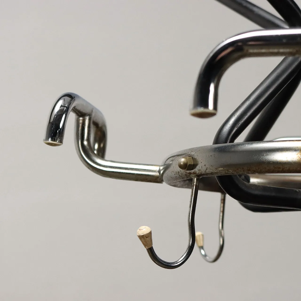 Appendiabiti in metallo smaltato e cromato, anni '60 4