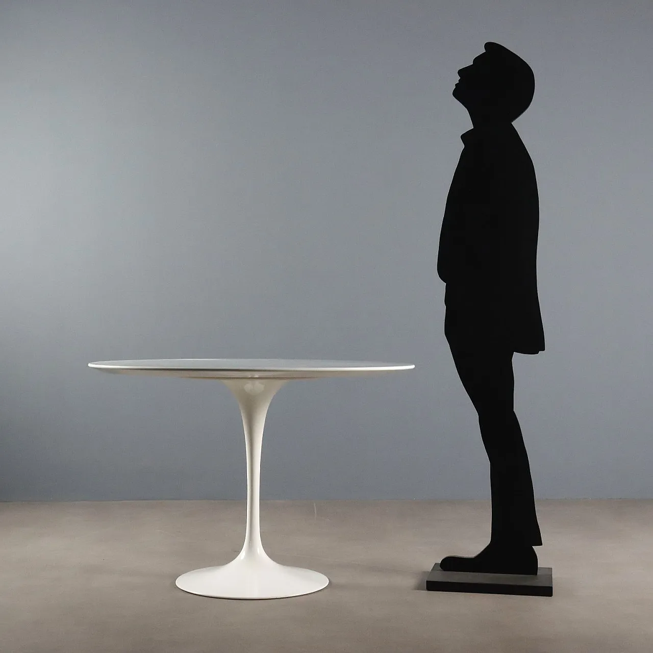 Tavolo Tulip con piano in laminato e base in alluminio, '900 2