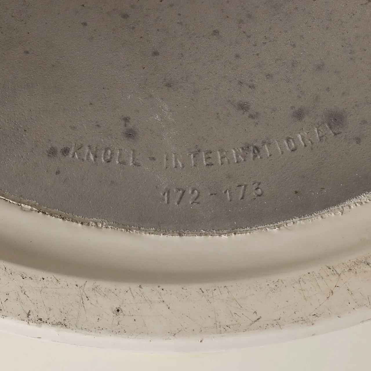 Tavolo Tulip con piano in laminato e base in alluminio, '900 8