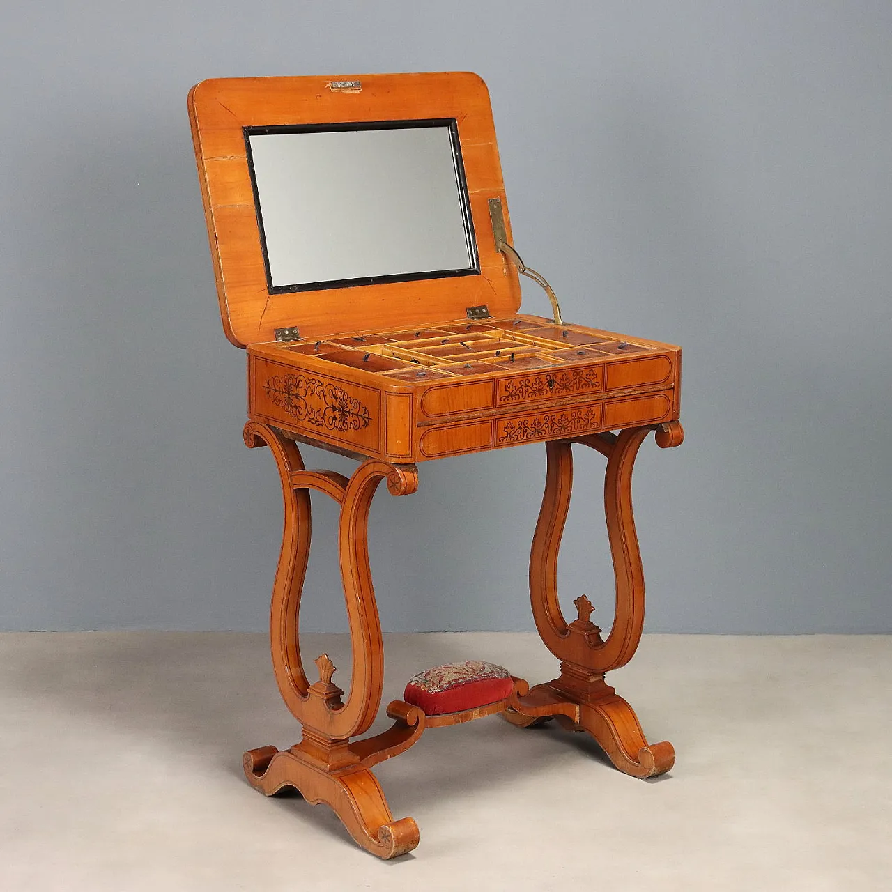 Tavolo da cucito Carlo X in ciliegio e noce con intarsi, '800 1