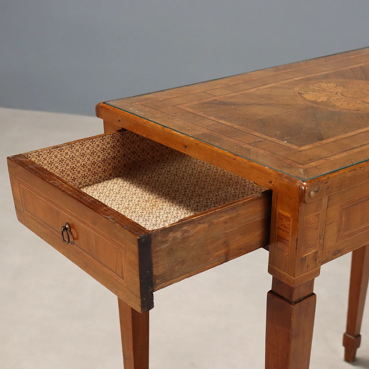 Tavolino neoclassico in noce, acero e vetro, fine '700 4