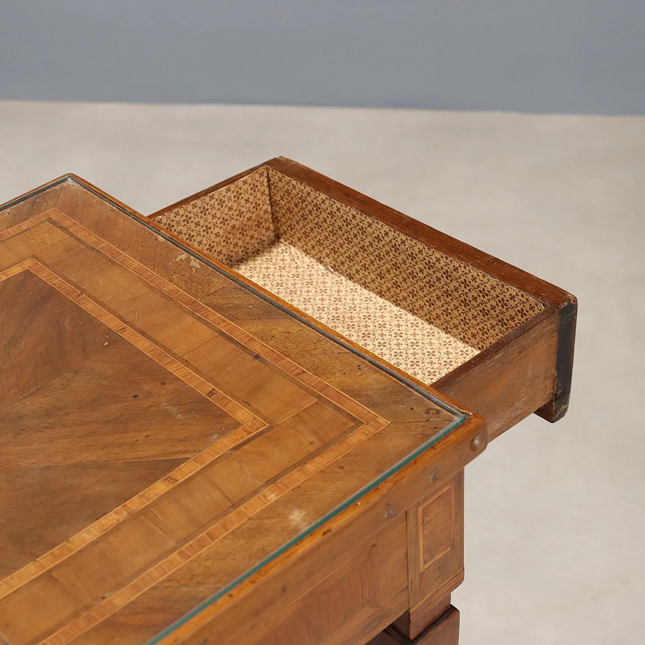 Tavolino neoclassico in noce, acero e vetro, fine '700 5