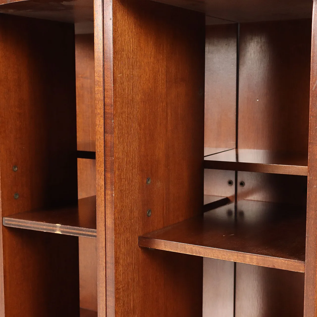 Mobile in legno con piano in vetro bianco e vani a giorno, '900 5