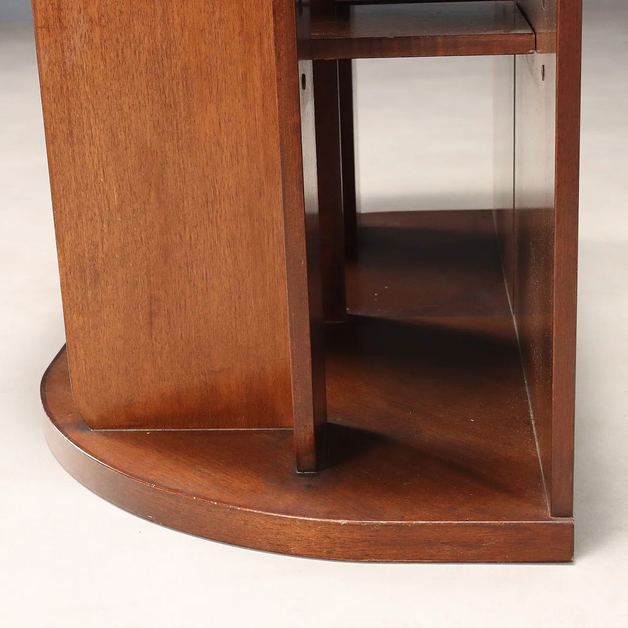 Mobile in legno con piano in vetro bianco e vani a giorno, '900 6