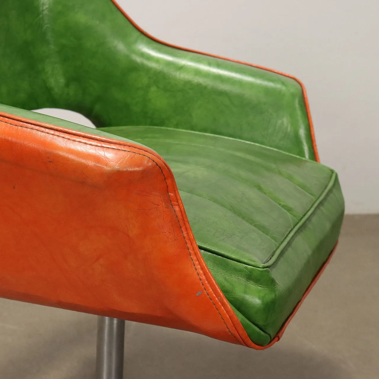 3 Armchairs in aluminium, foam and green leatherette, 1960s 5