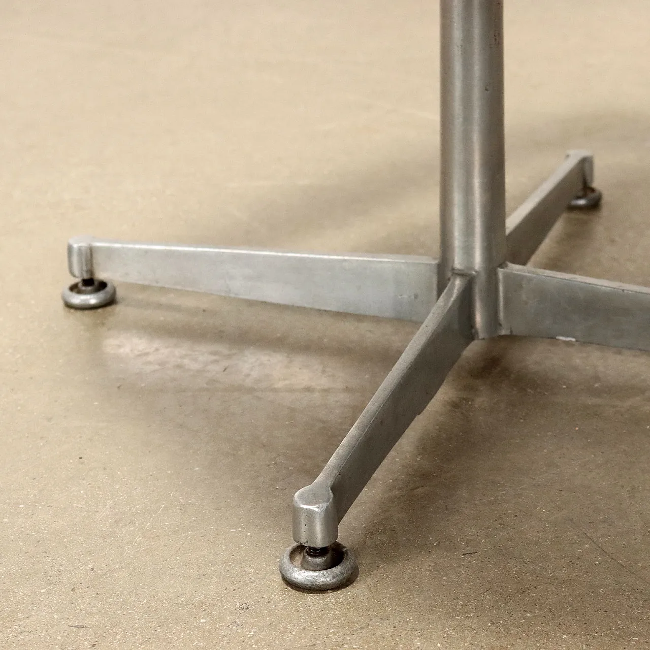 3 Armchairs in aluminium, foam and green leatherette, 1960s 7