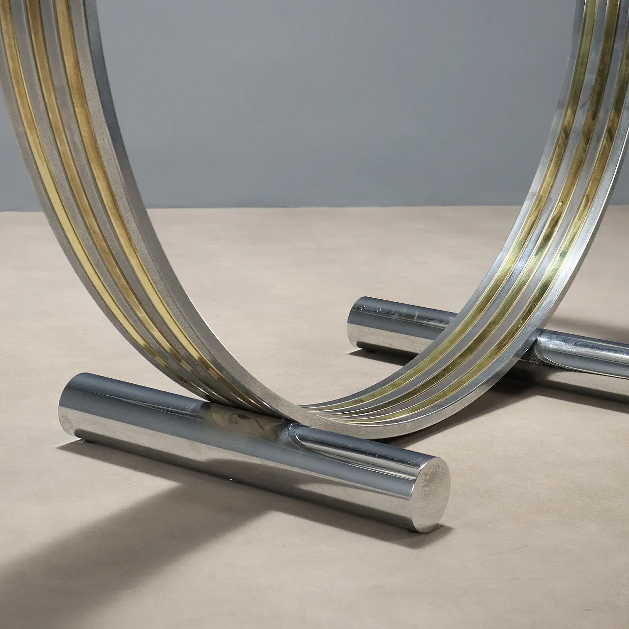 Tavolo con piano in vetro, base ad arco in metallo e ottone, '900 4