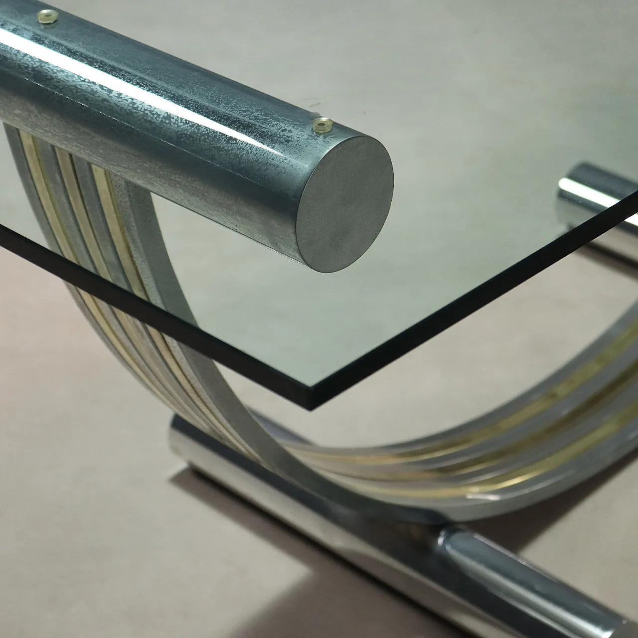 Tavolo con piano in vetro, base ad arco in metallo e ottone, '900 5