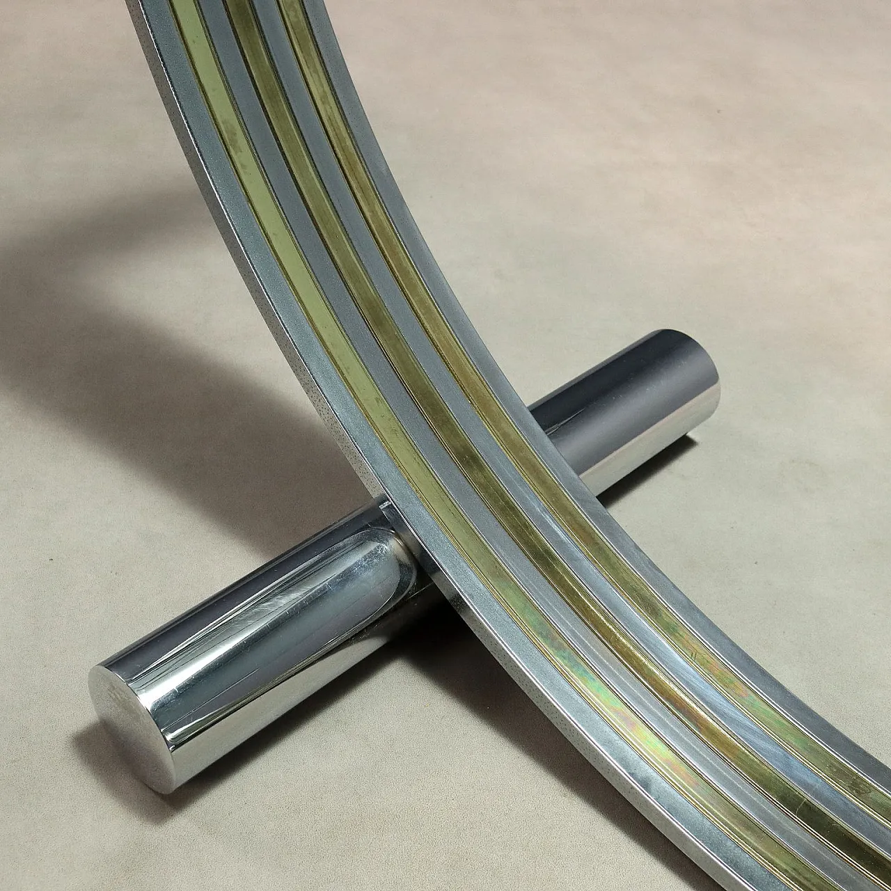 Tavolo con piano in vetro, base ad arco in metallo e ottone, '900 8