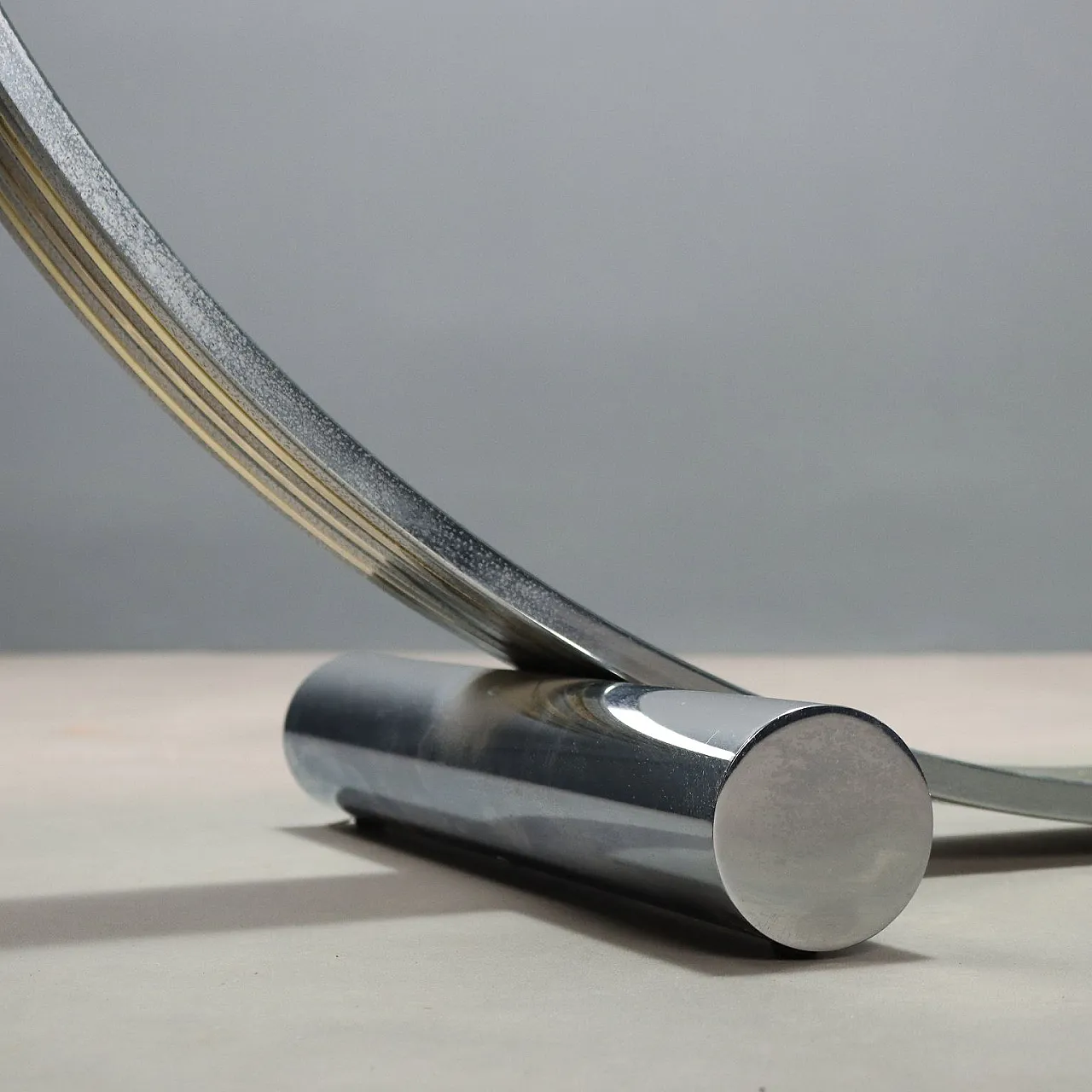 Tavolo con piano in vetro, base ad arco in metallo e ottone, '900 9