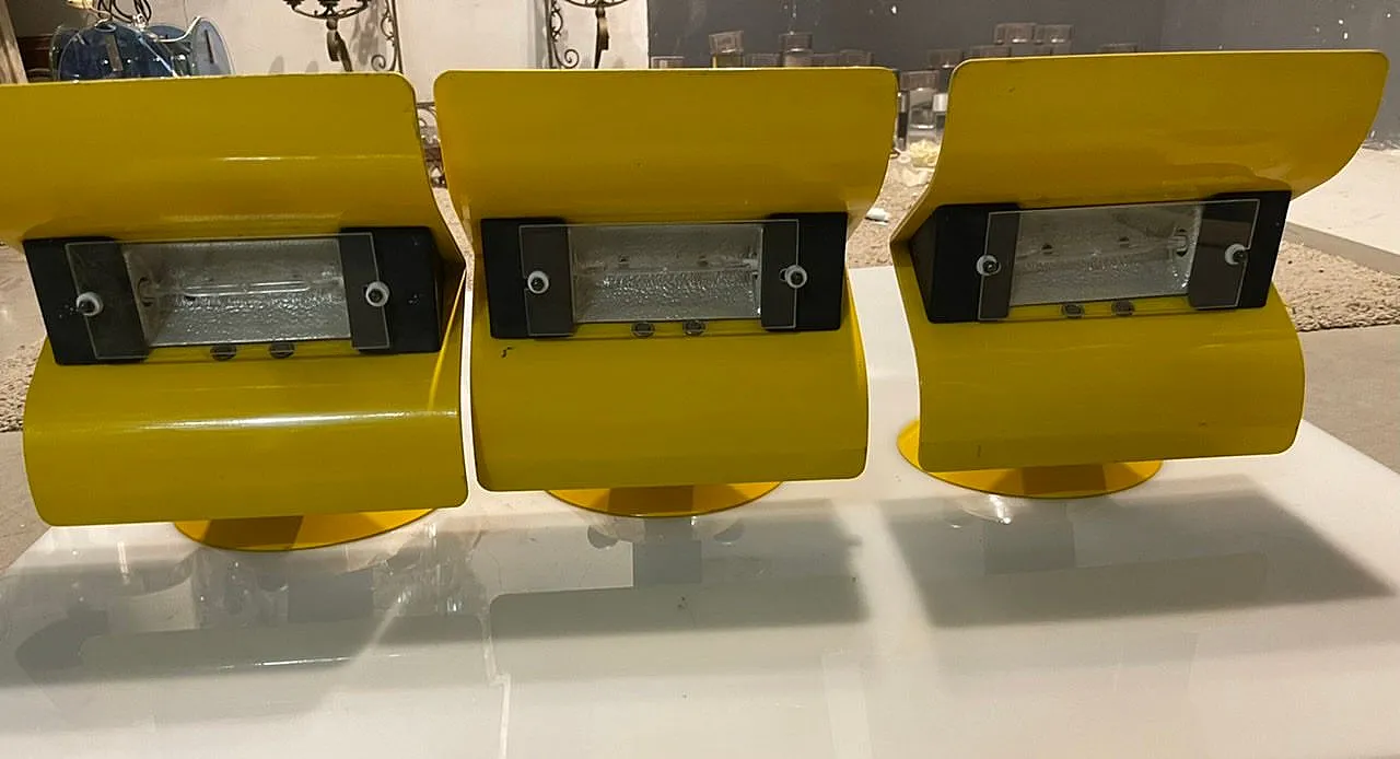 3 Applique Mid-Century in metallo giallo, Italia, anni '70 4