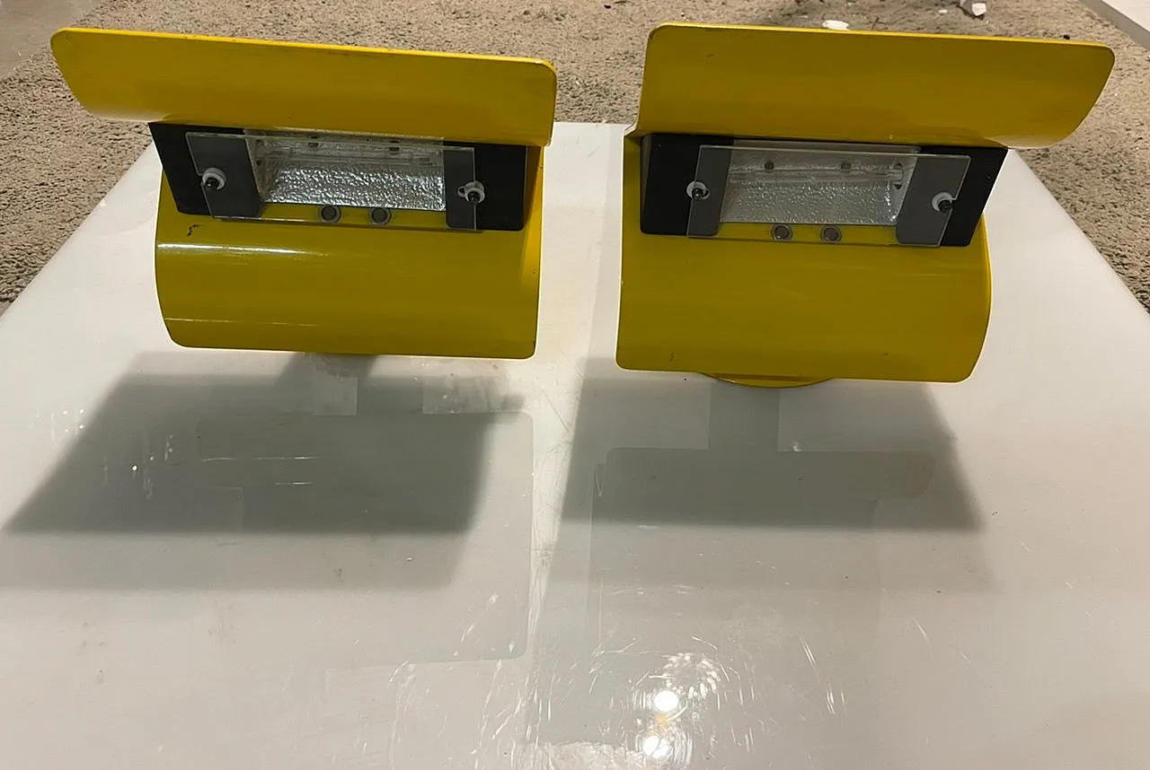 3 Applique Mid-Century in metallo giallo, Italia, anni '70 5