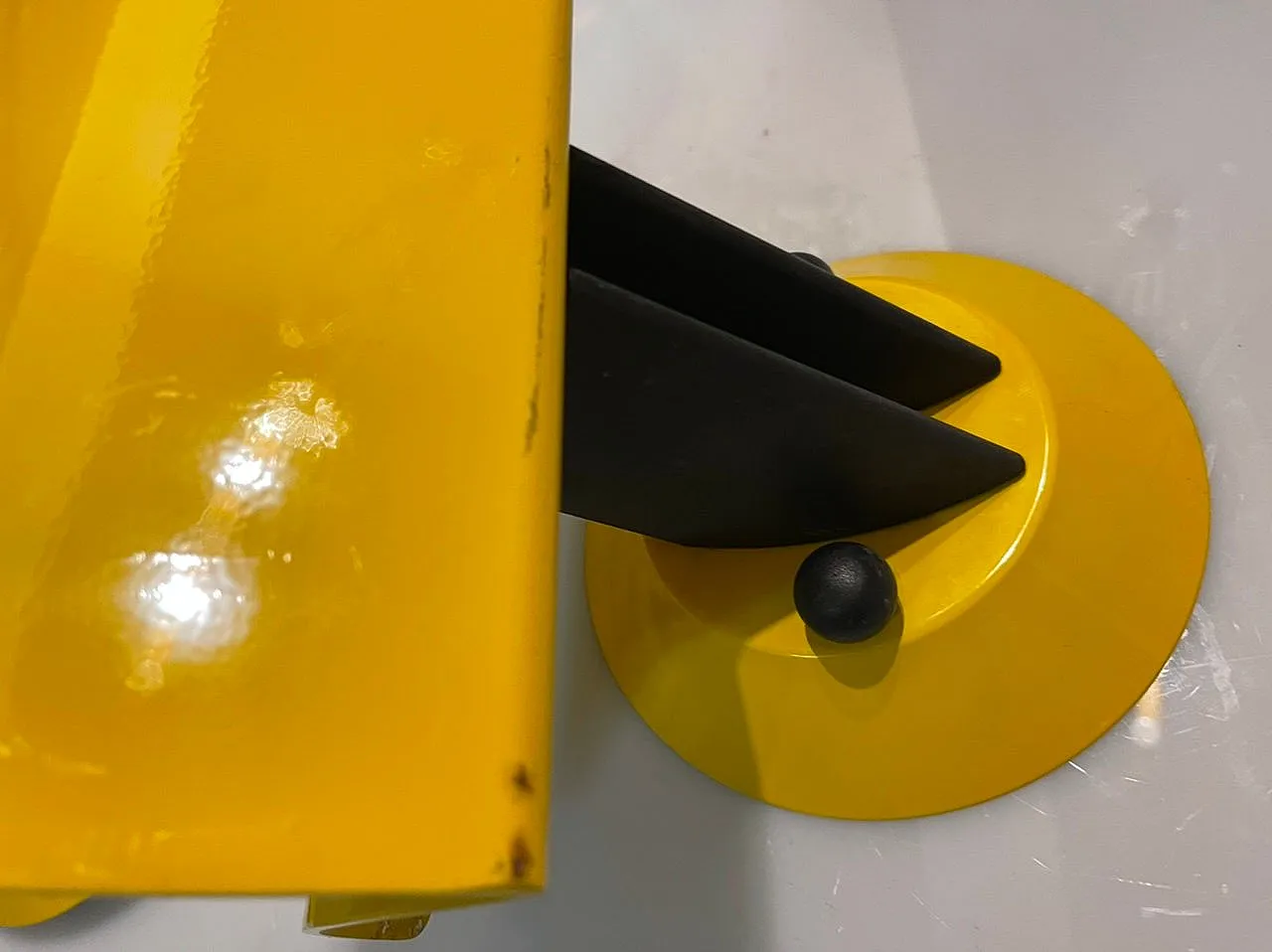 3 Applique Mid-Century in metallo giallo, Italia, anni '70 7