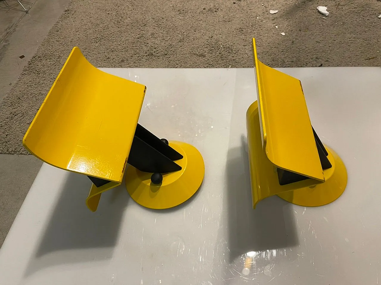 3 Applique Mid-Century in metallo giallo, Italia, anni '70 8