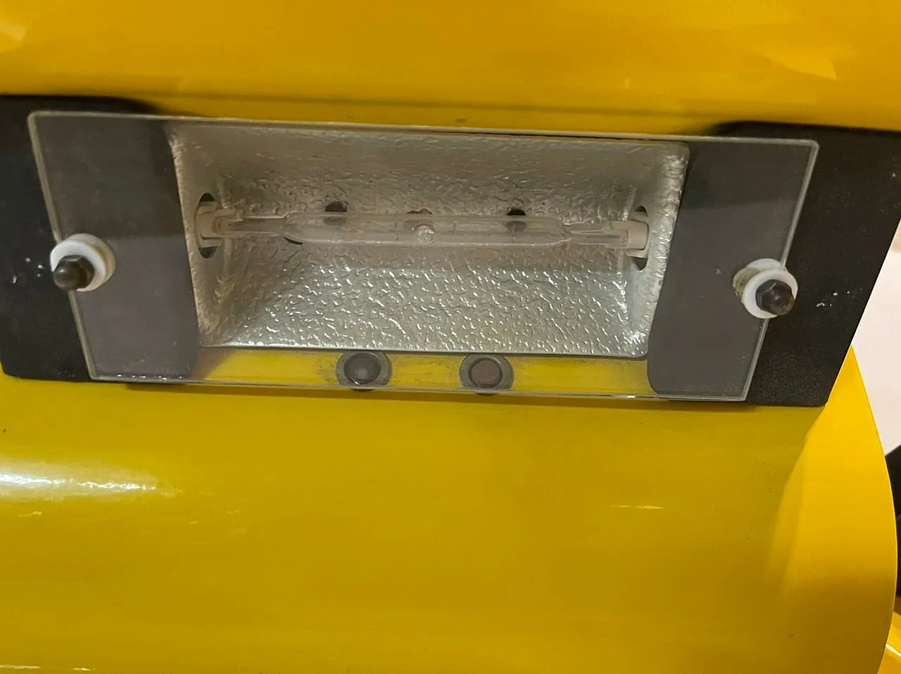 3 Applique Mid-Century in metallo giallo, Italia, anni '70 9