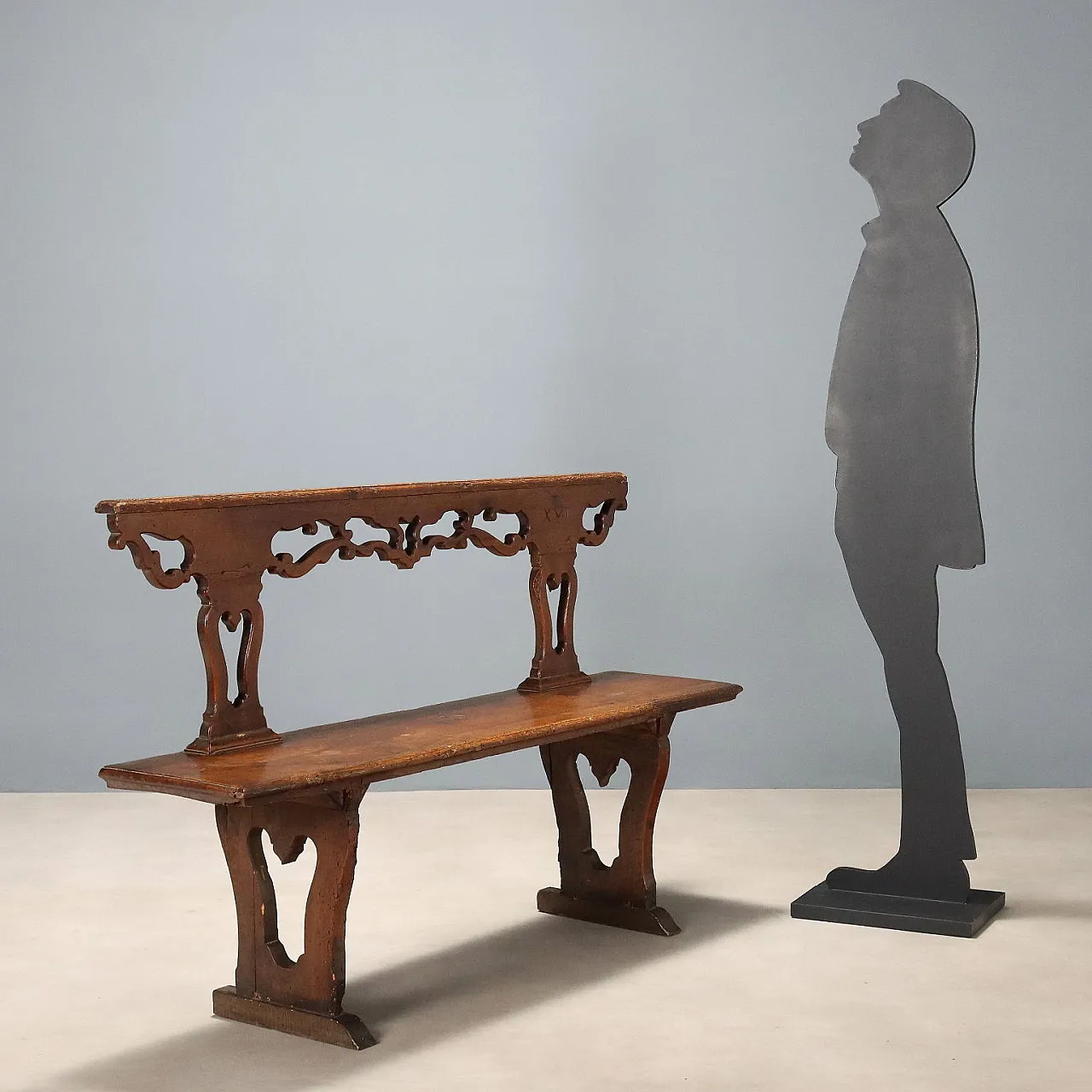 Panca in noce con schienale con fascia e montanti traforati, '700 2