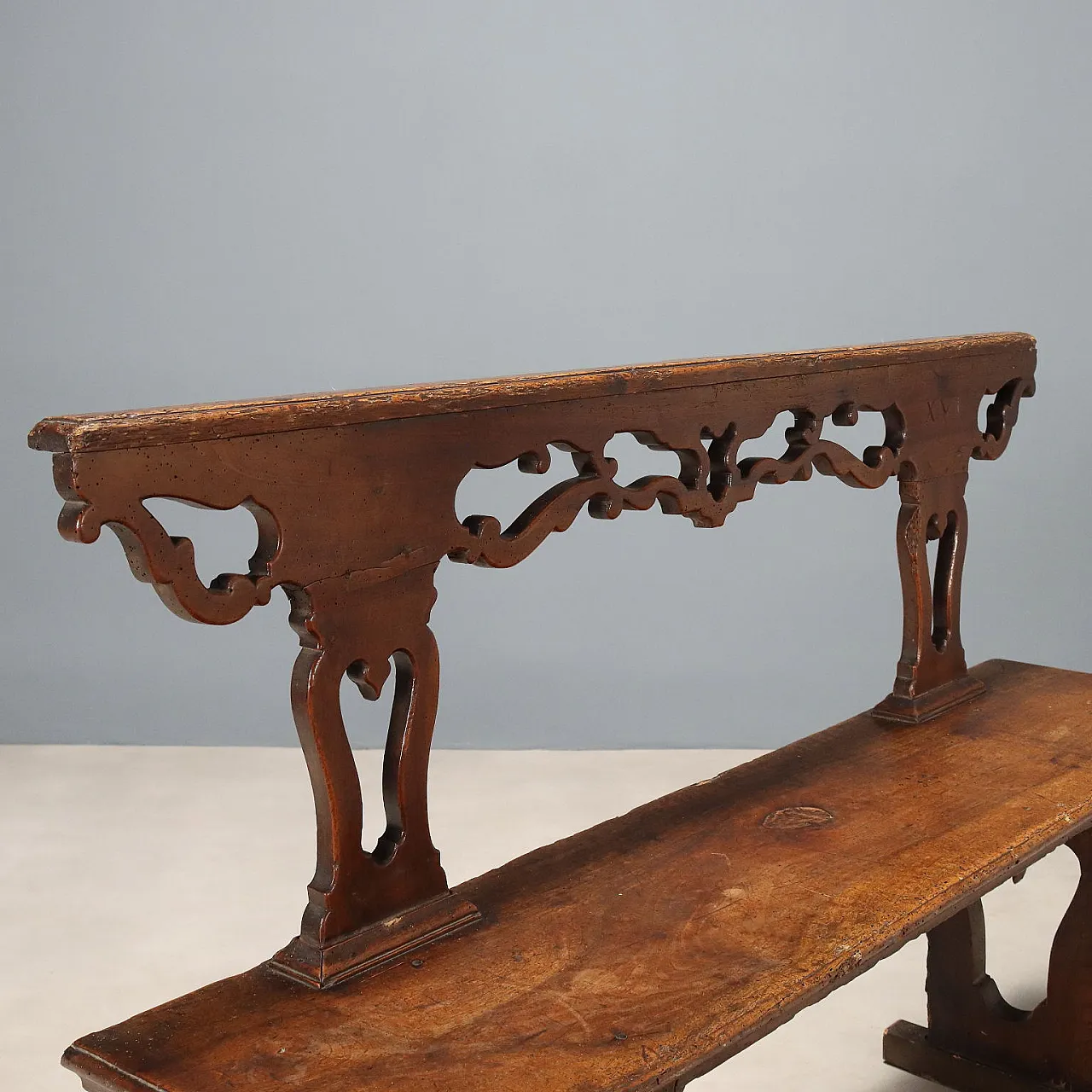 Panca in noce con schienale con fascia e montanti traforati, '700 3