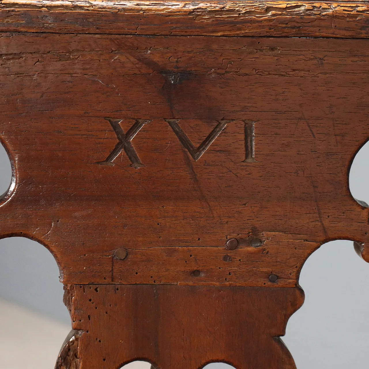 Panca in noce con schienale con fascia e montanti traforati, '700 4