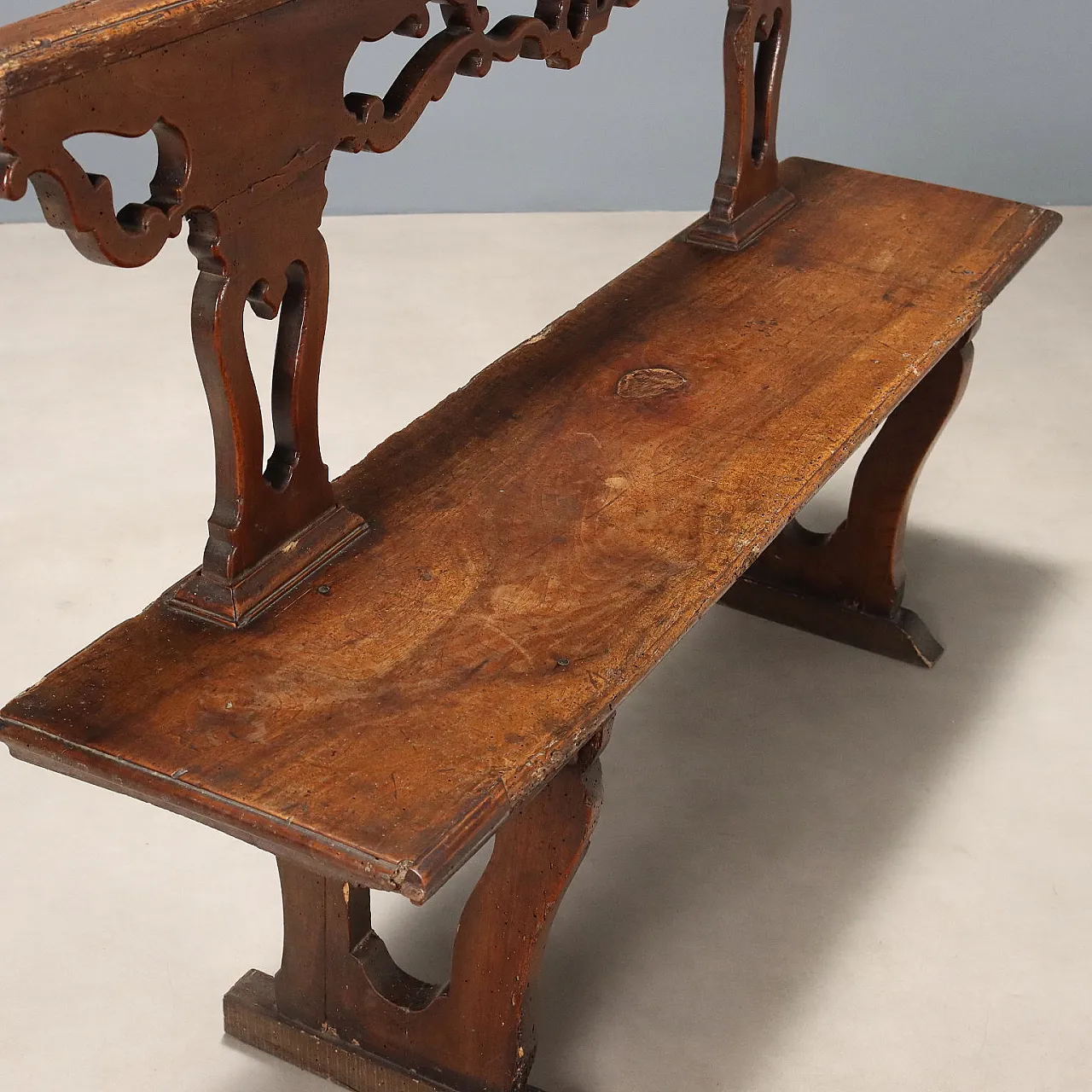 Panca in noce con schienale con fascia e montanti traforati, '700 5