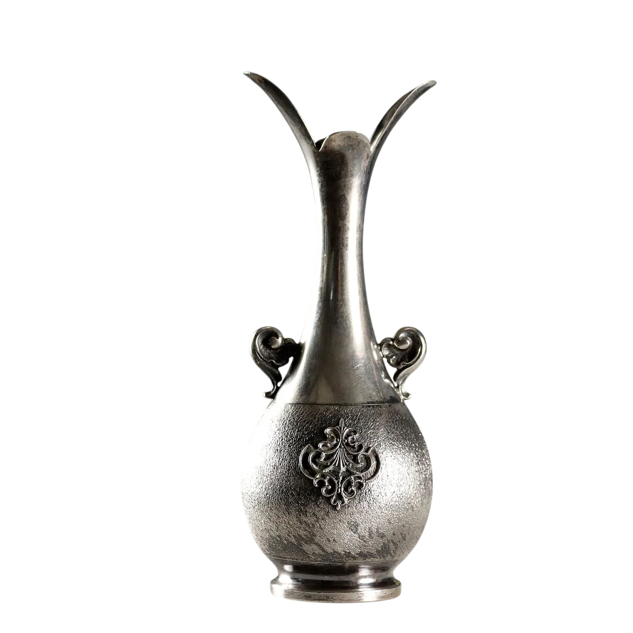 Vaso biansato in argento inciso, cesellato e lavorato a bulino, '900 10