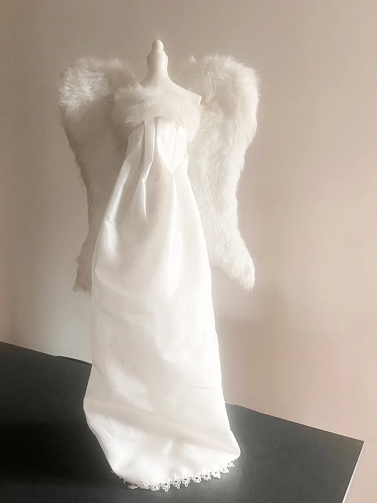 Manichino angelo in resina e pelliccia, anni '80 1