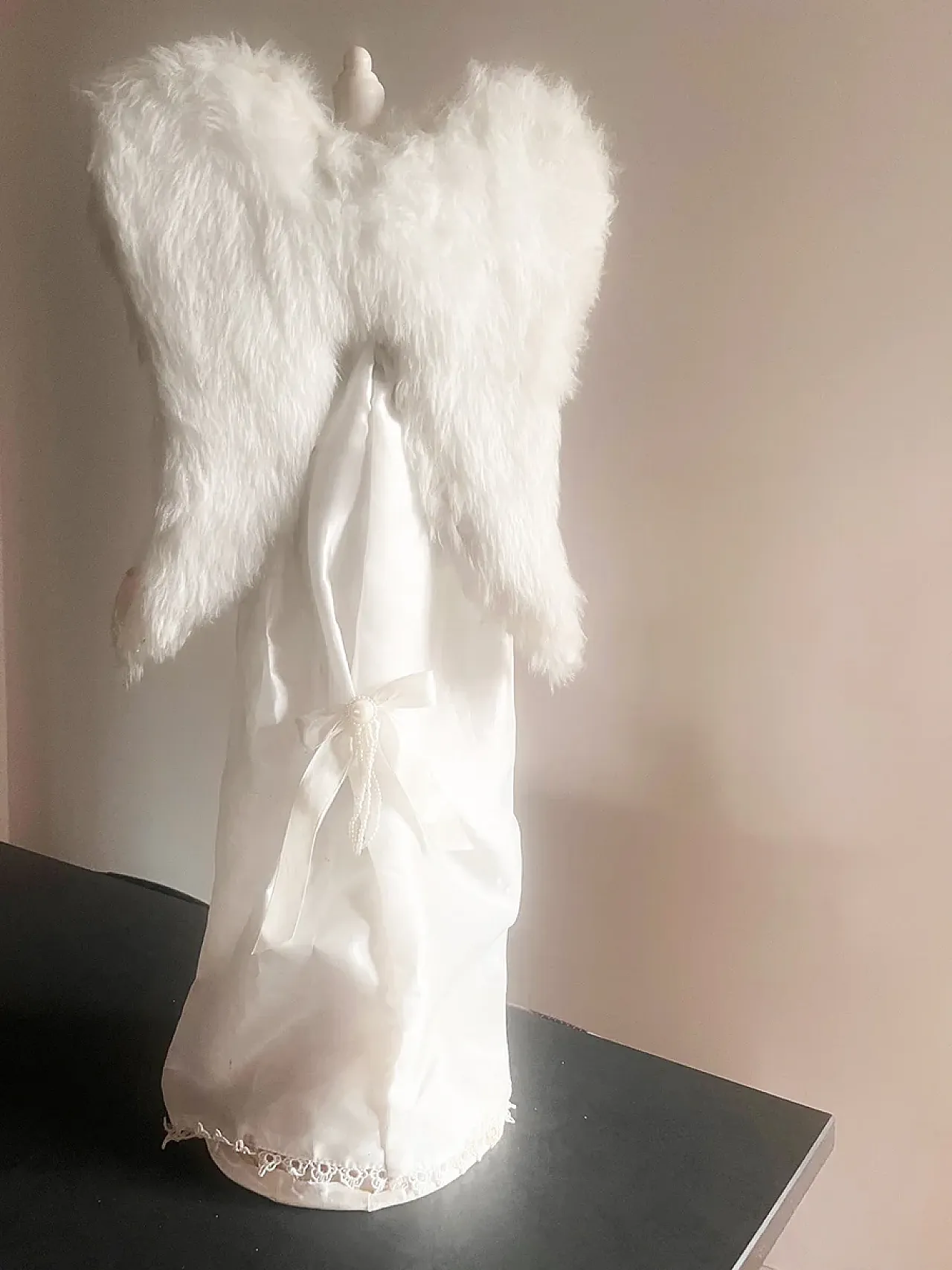 Manichino angelo in resina e pelliccia, anni '80 4