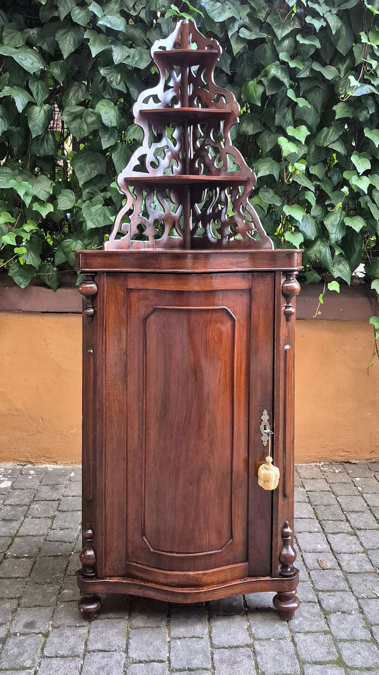 Cantonal with walnut tree, 19th century 1