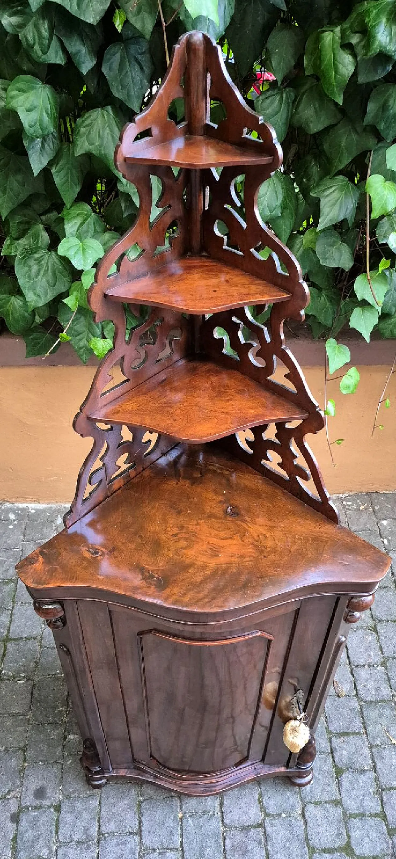 Cantonal with walnut tree, 19th century 2