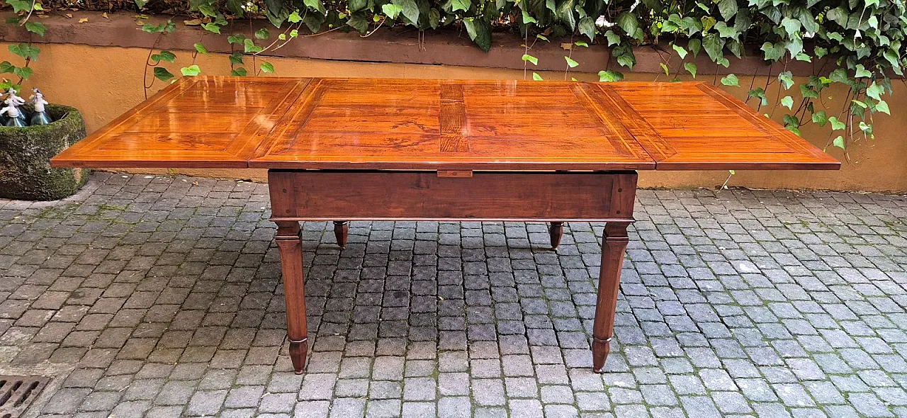 Emilian extendable cherry wood table, mid-19th century 4