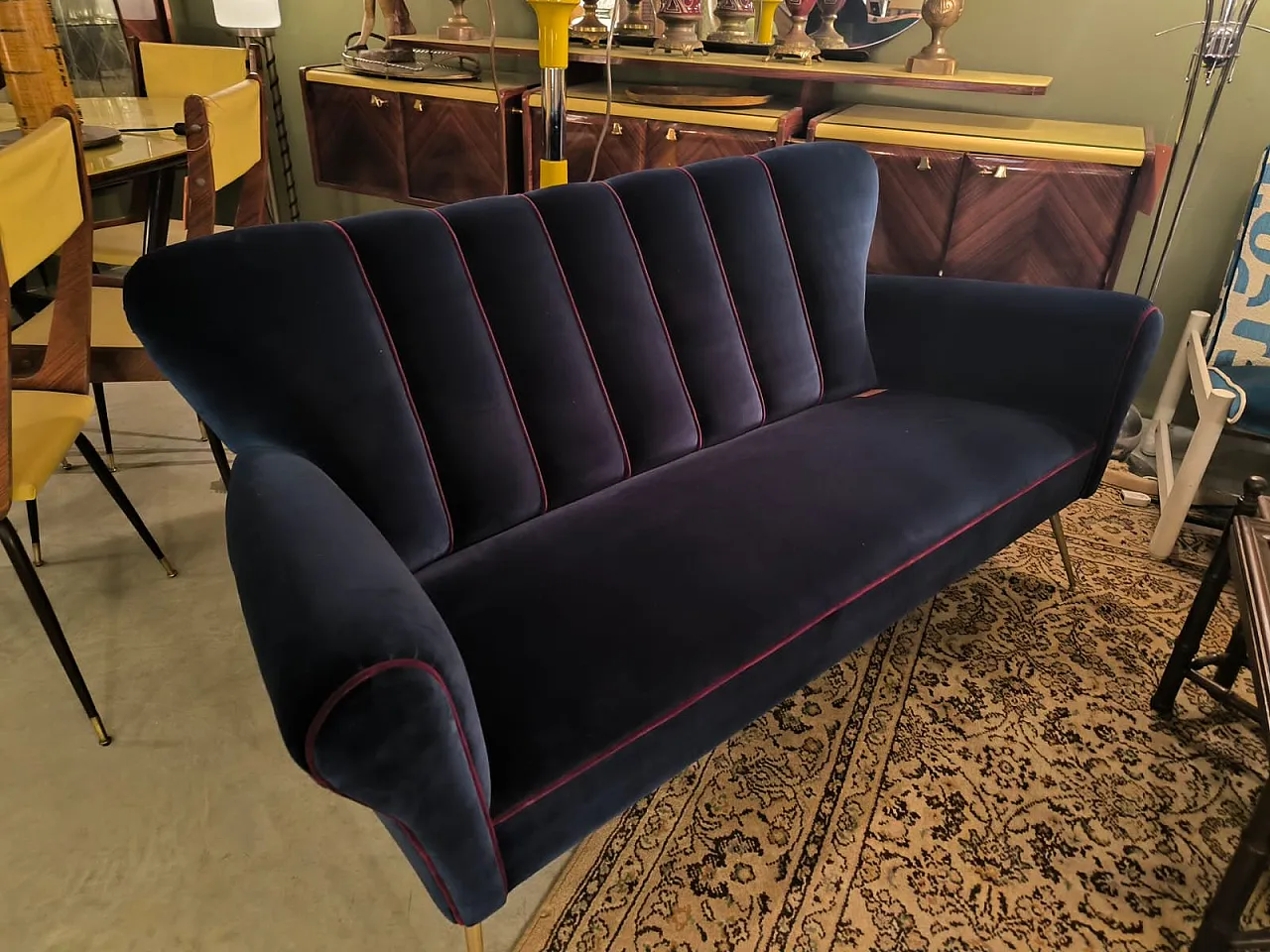 Poltrona blu con bordi in filo rosso, anni '60 2