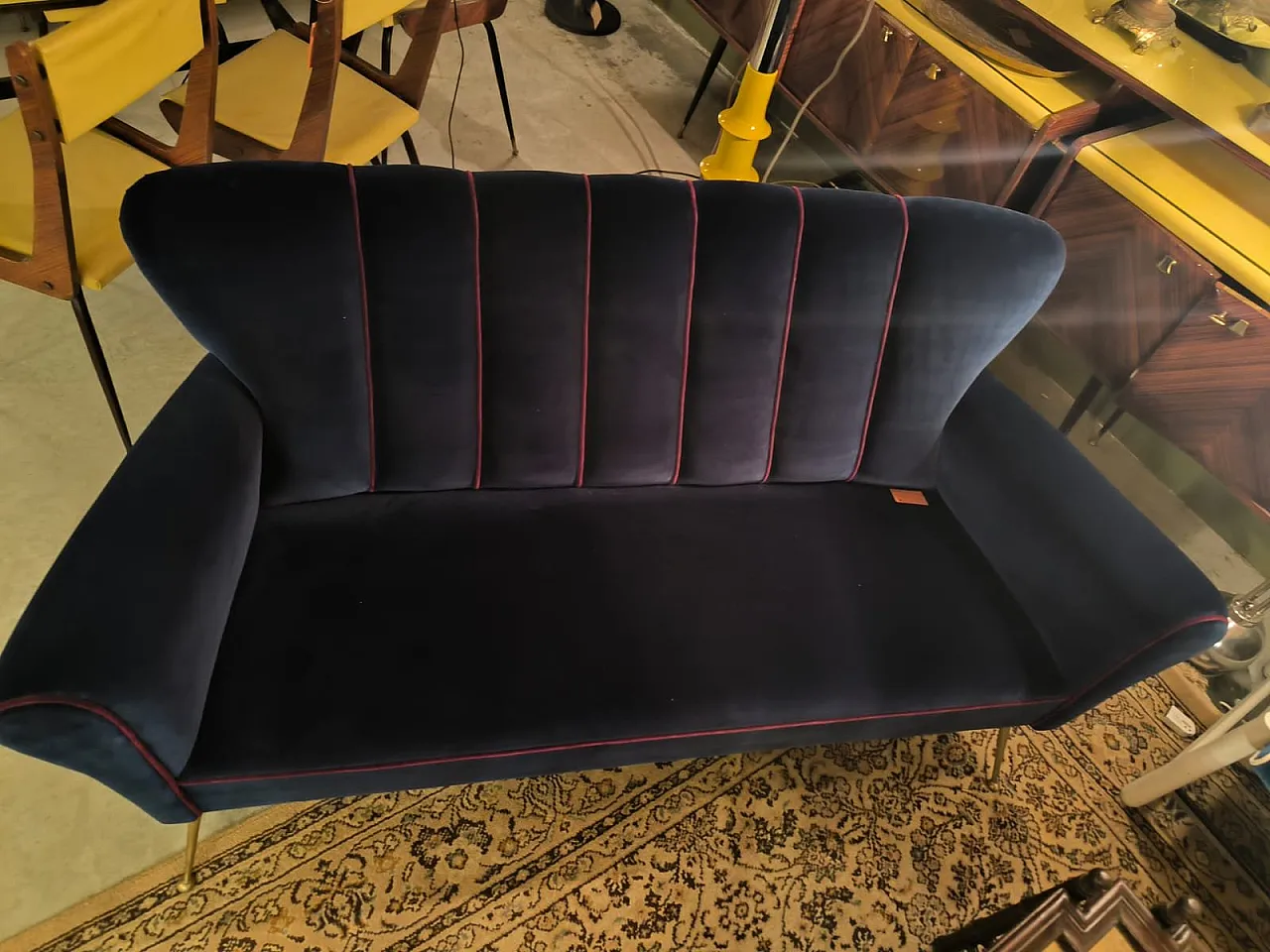 Poltrona blu con bordi in filo rosso, anni '60 3