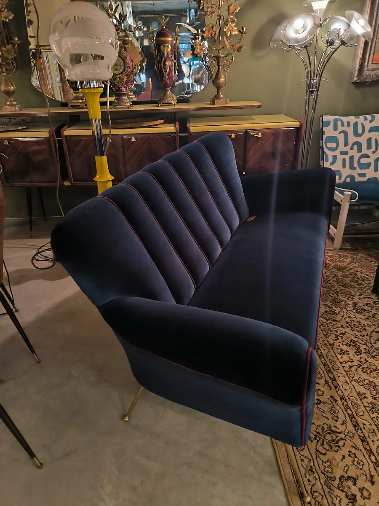 Poltrona blu con bordi in filo rosso, anni '60 4