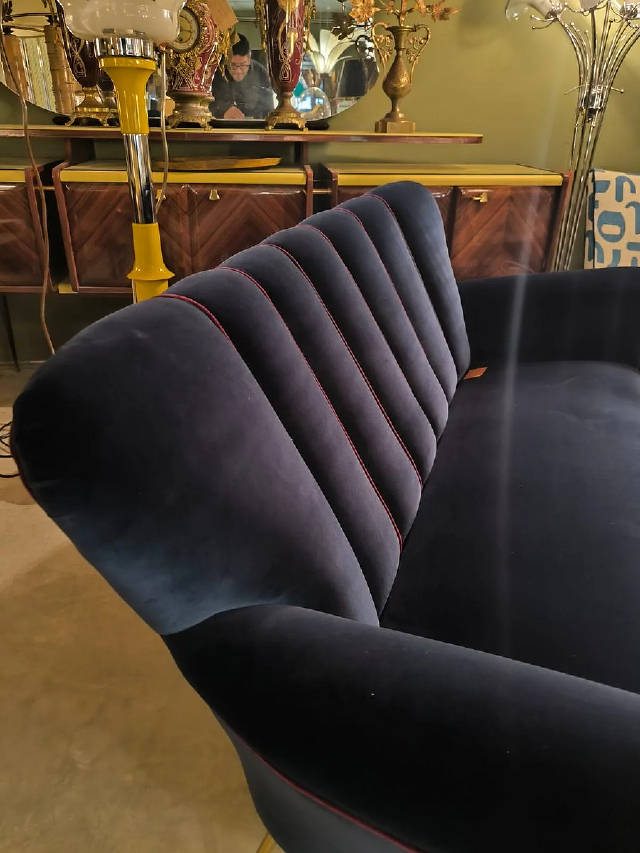 Poltrona blu con bordi in filo rosso, anni '60 5