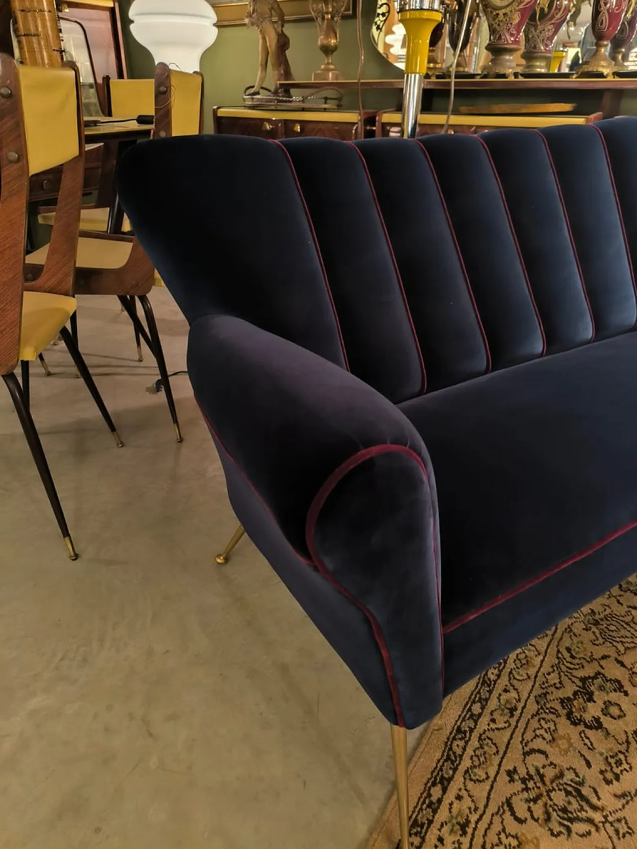 Poltrona blu con bordi in filo rosso, anni '60 7