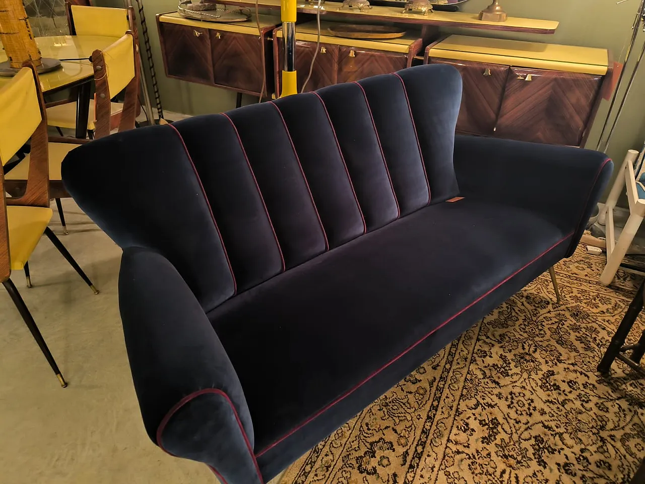 Poltrona blu con bordi in filo rosso, anni '60 8