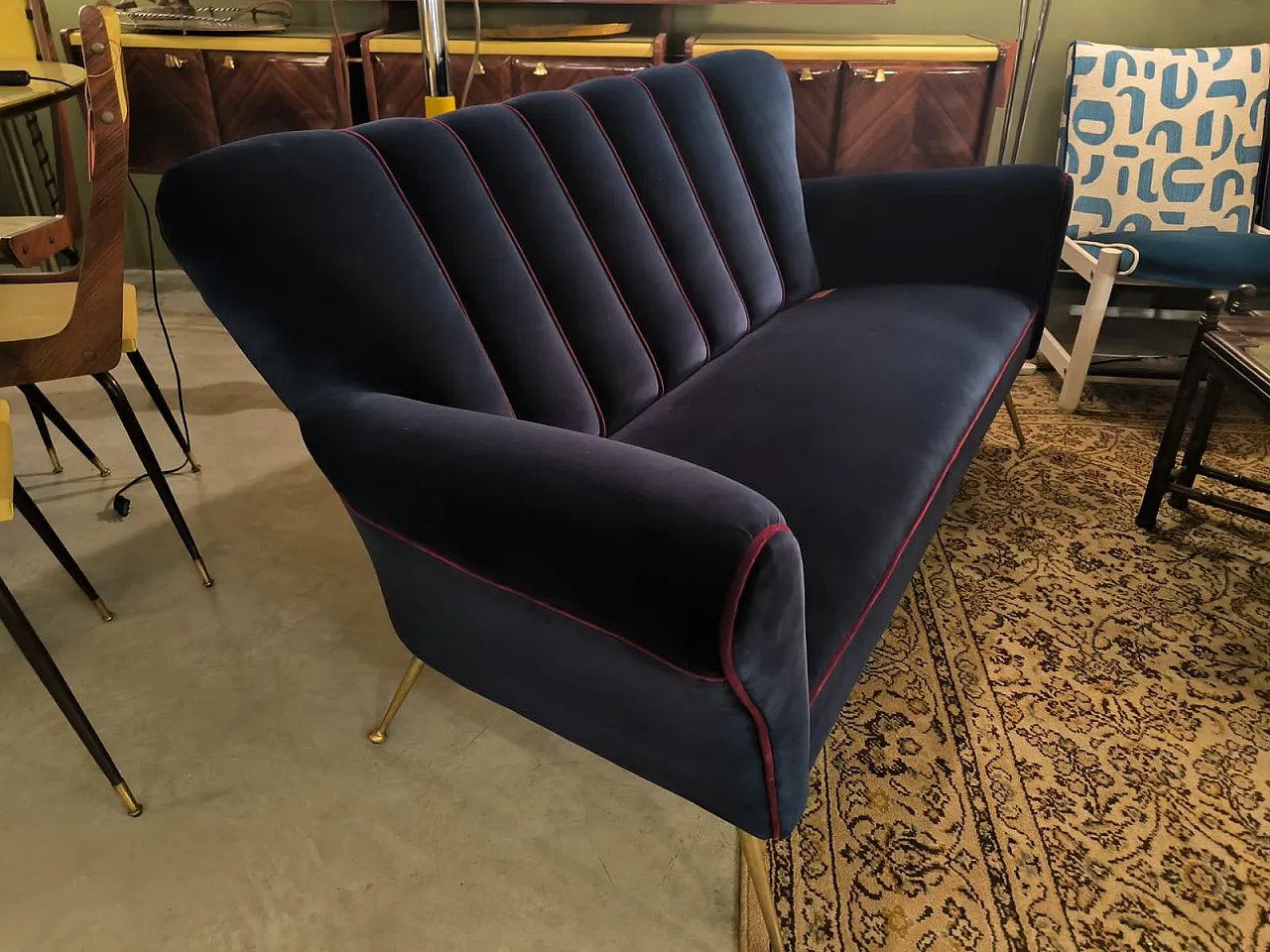 Poltrona blu con bordi in filo rosso, anni '60 9